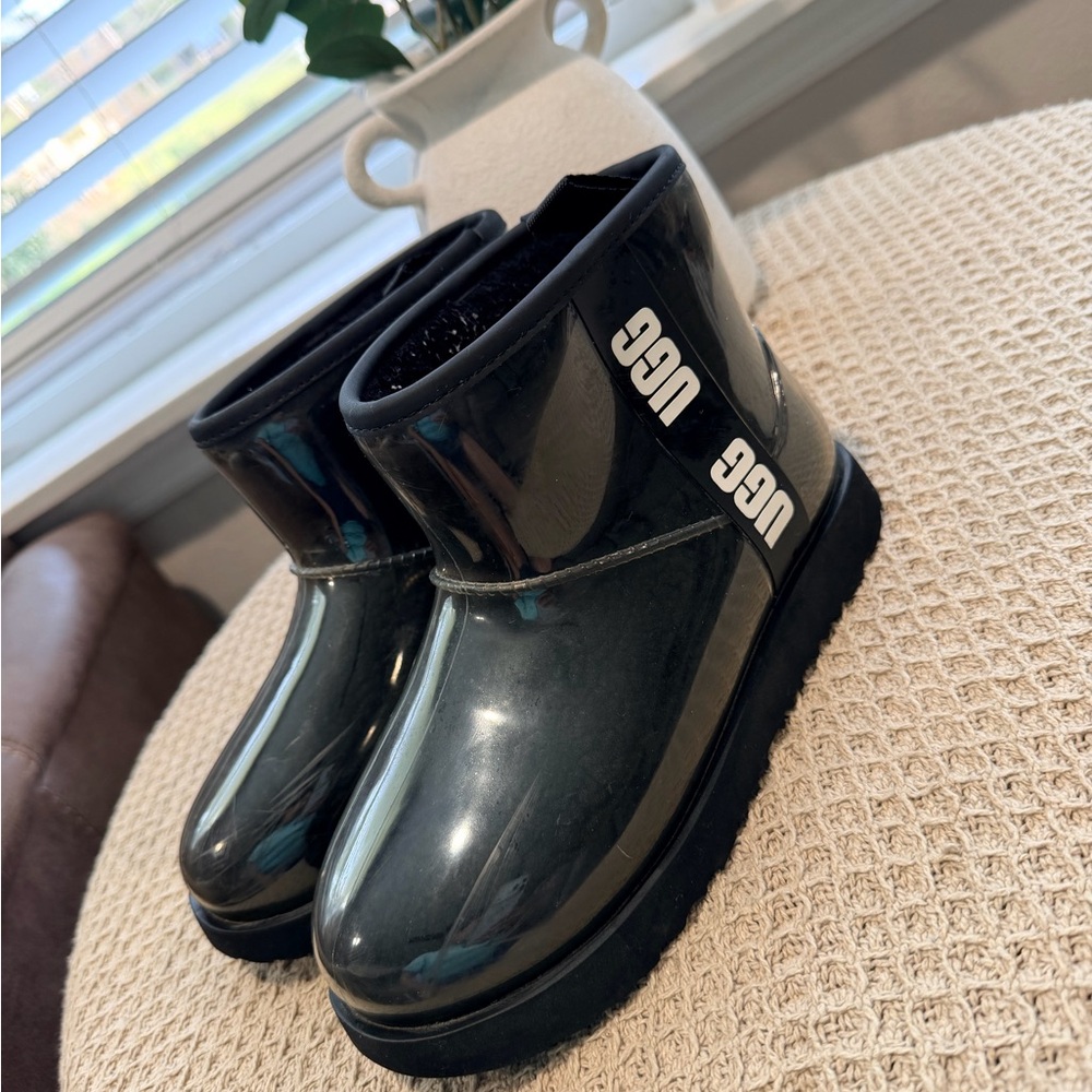 UGG Black Patent Kids Ankle Boots with Branded Side Strap - Picture 3 of 9